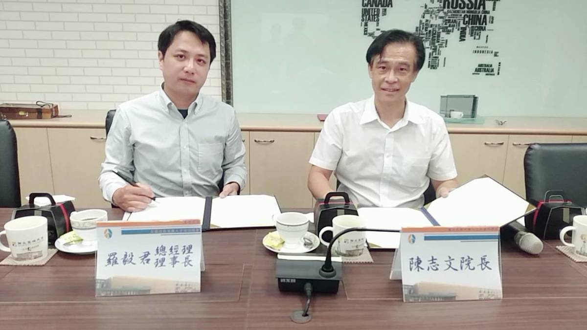 高大人社院院長陳志文(左)與羅傑英文總經理羅毅君合影