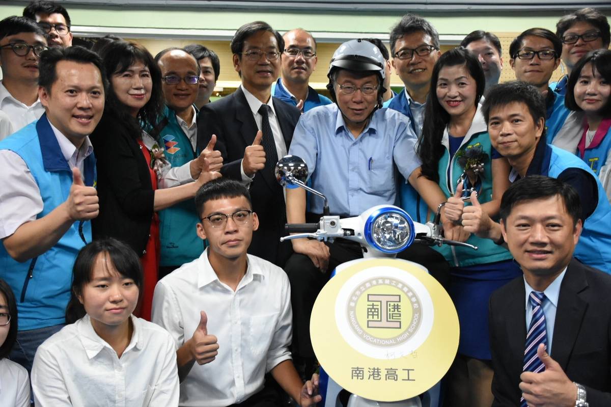 臺北市長柯文哲、教育局長曾燦金與南港高工師生合影