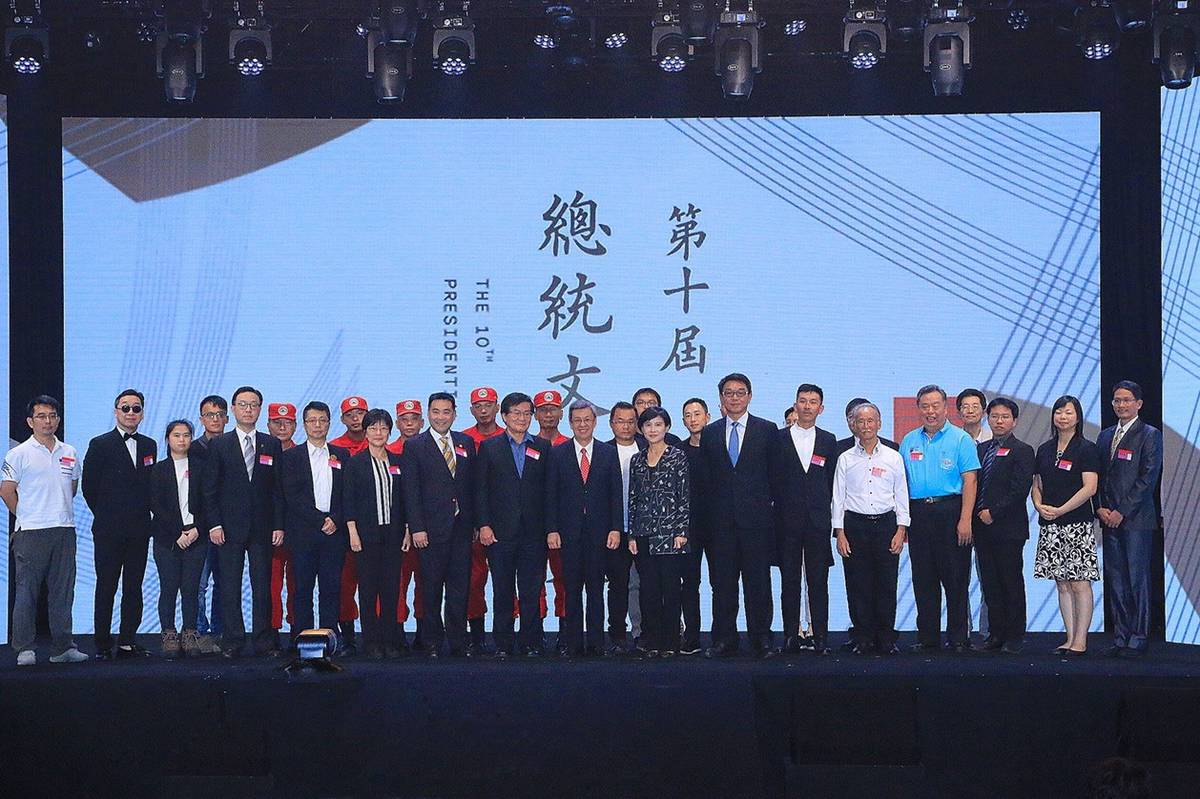 陳建仁副總統與歷屆得獎者合影(文化部提供)