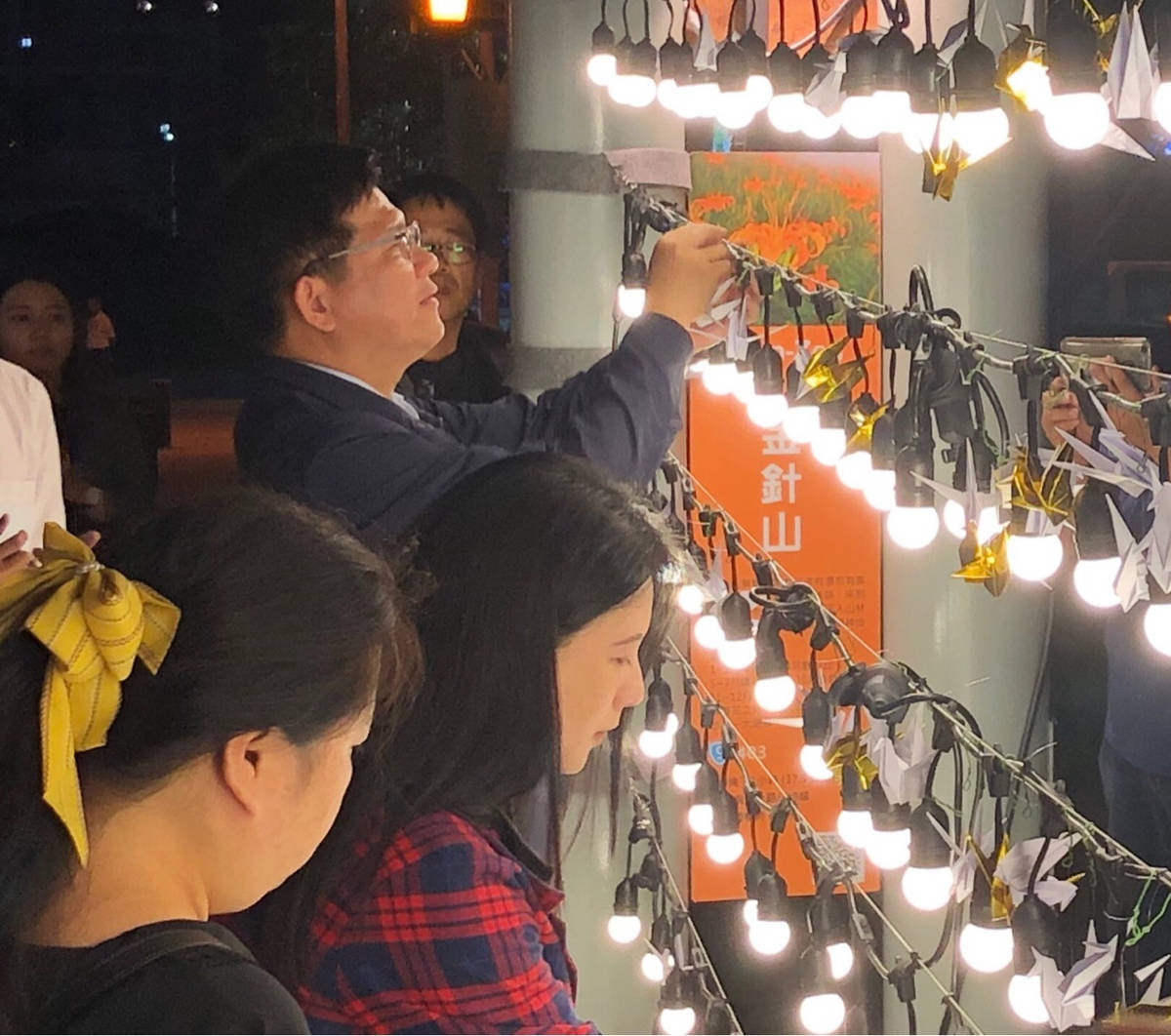 交通部長林佳龍也和家屬及民眾掛上紙鶴