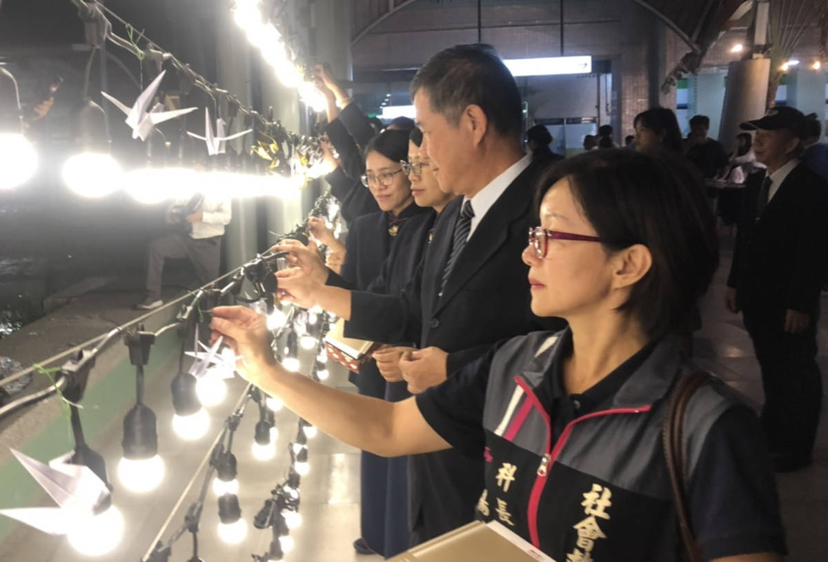 許多鄉親主動參加追思會，並且掛紙鶴為亡者祝福。