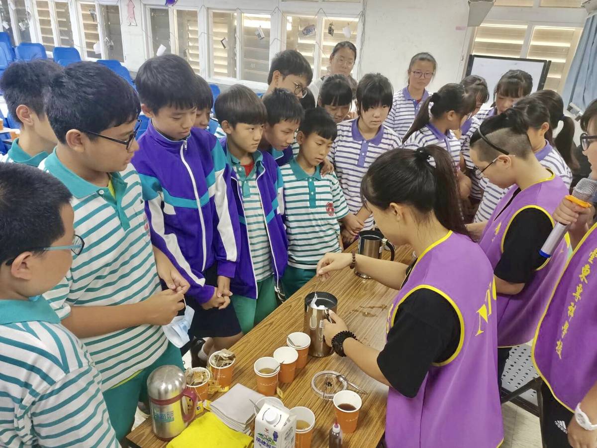 東專餐服社同學介紹時下流行調飲，並將過闖關遊戲結合反毒知能，幫助綠島國中學生認識毒品，降低染毒的機會，並有拒絕毒品的勇氣。