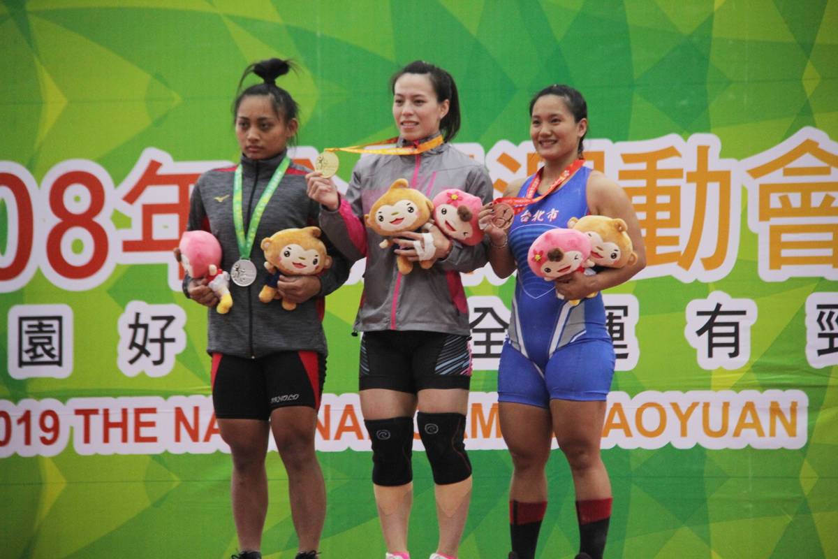 女子組舉重59公斤級競賽中，代表臺東縣出賽的郭婞淳(中)抓舉、挺舉及總和都創紀錄。