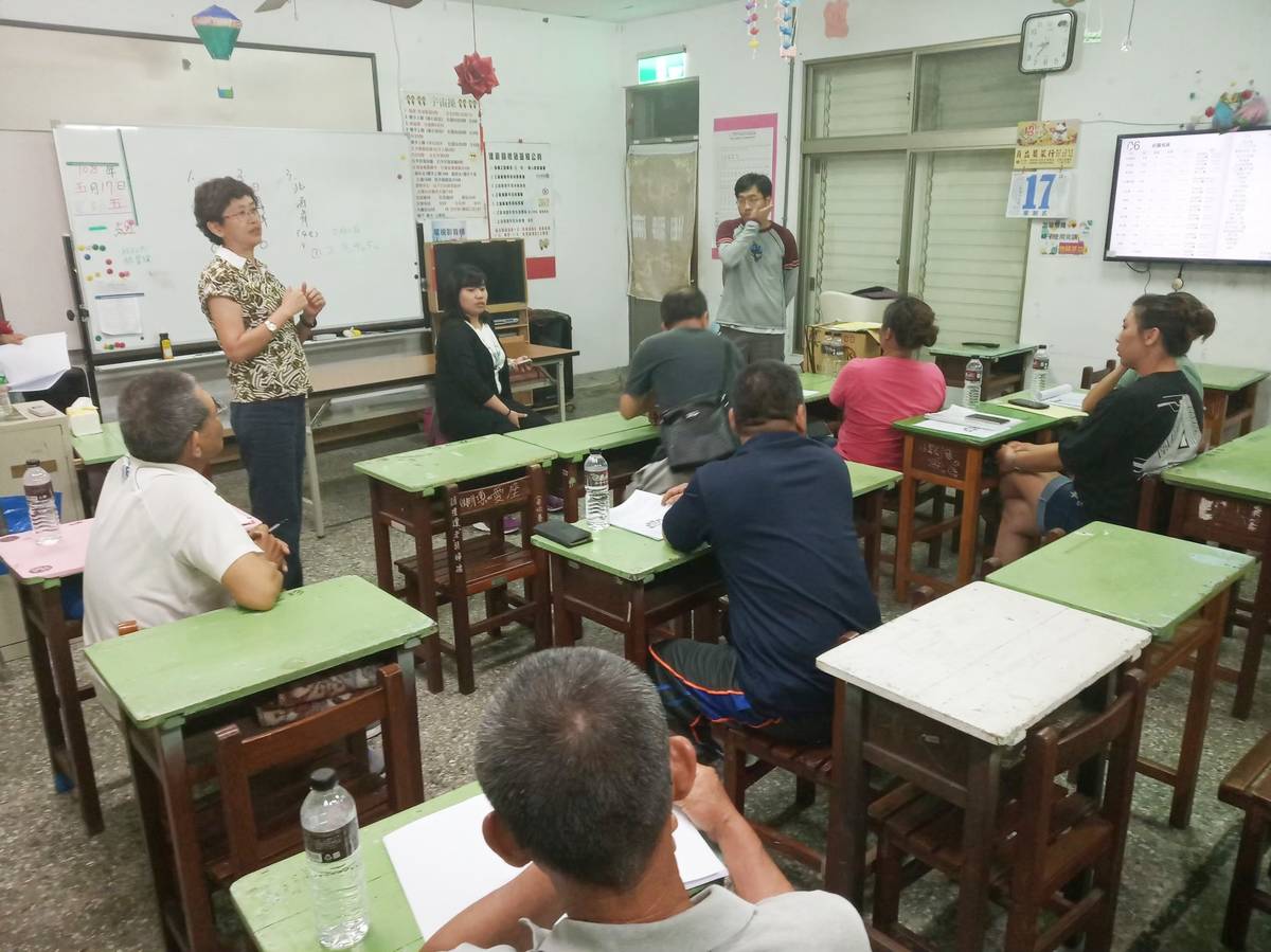 臺東大學公事系師生向里民說明計畫方案。