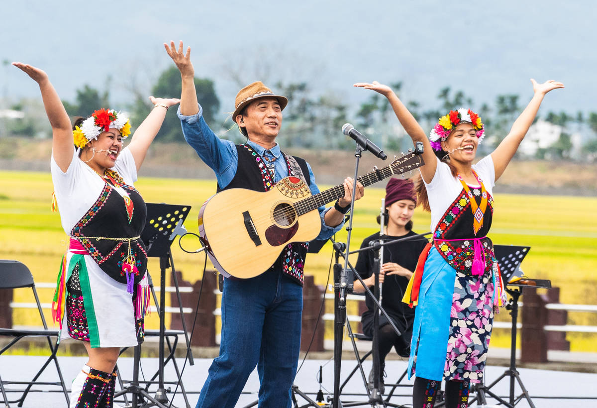 金曲歌王陳建年以「臺東心，蘭花情」開場，帶著臺東的卑南族人一同上臺盡情演出。(臺灣好基金會提供)