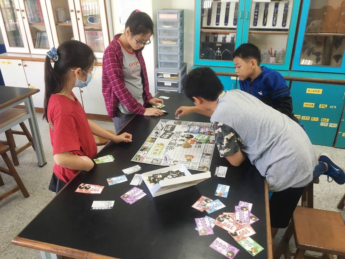臺北商業大學資訊管理系老師張隆君前往臺東豐源國小推展資訊教育，結合桌遊與程式設計，讓孩子獲得不一樣的學習體驗。