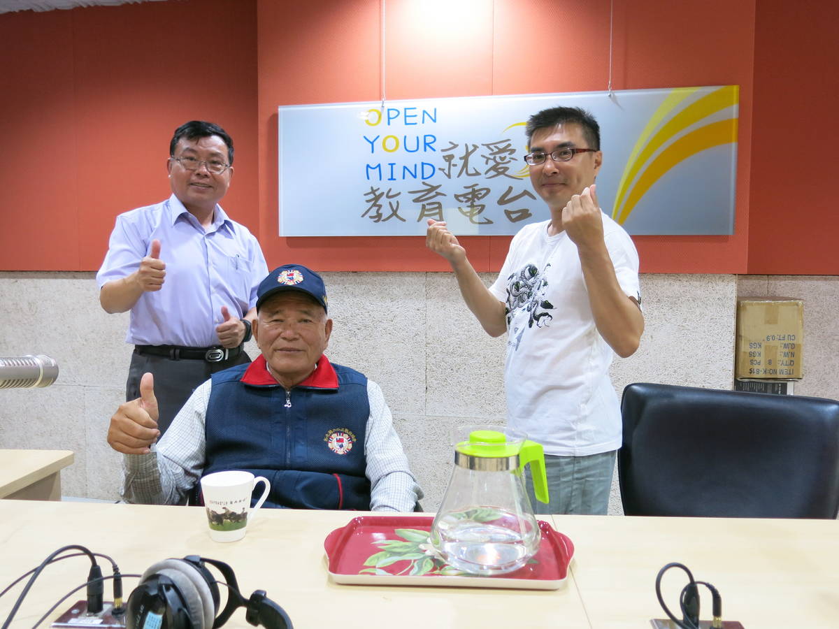 彰化縣榮服處陳介生副處長(左)與八二三戰友協會鹿港分會趙差用會長,一起介紹榮民節由來與故事