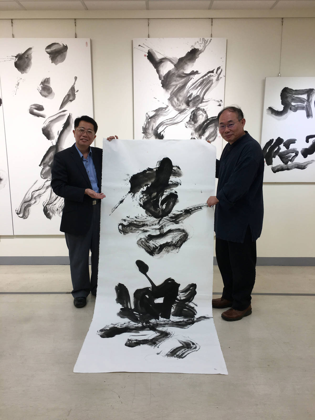 臺中市大墩文化中心主任陳文進，讚喻張志鴻老師為書法界鬼才。