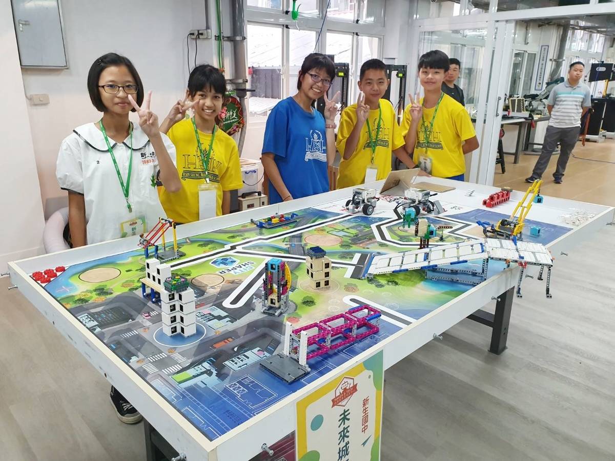 新生科技中心建置多元化科技學習環境，除了開放各校參訪體驗，也可透過設備飄移及課程外送的方式，達到資源共享，推廣課程。