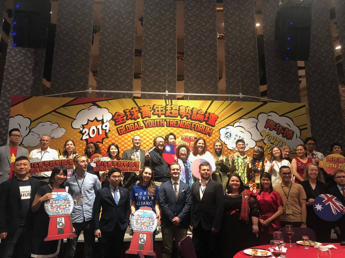 2019全球青年趨勢論壇文化之夜，26國青年代表與教育部長官合影。