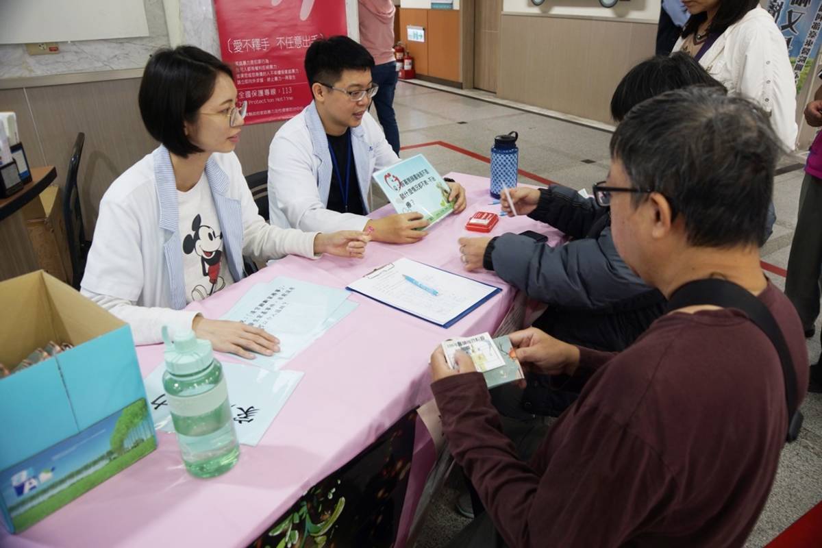 藥劑科、社區健康中心、營養室和社工室聯手擺攤闖關，進行趣味衛教，用行動凝聚社區感情。