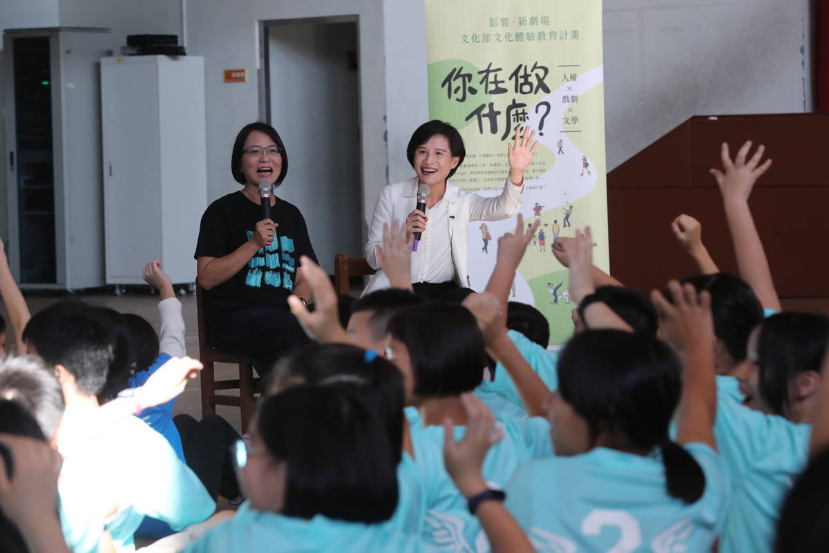 藝術體驗進校園   鄭麗君與學童觀賞人權戲劇