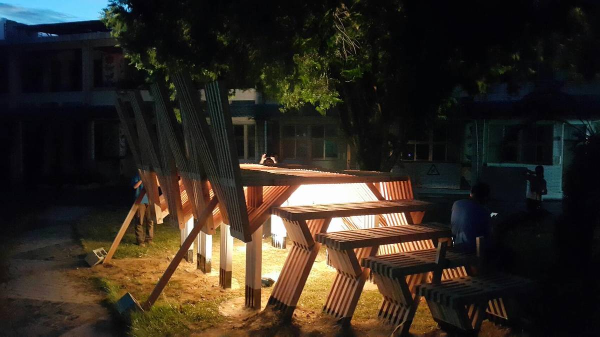 樹屋平臺夜間搭配柔和燈光更顯出手作木造溫度。