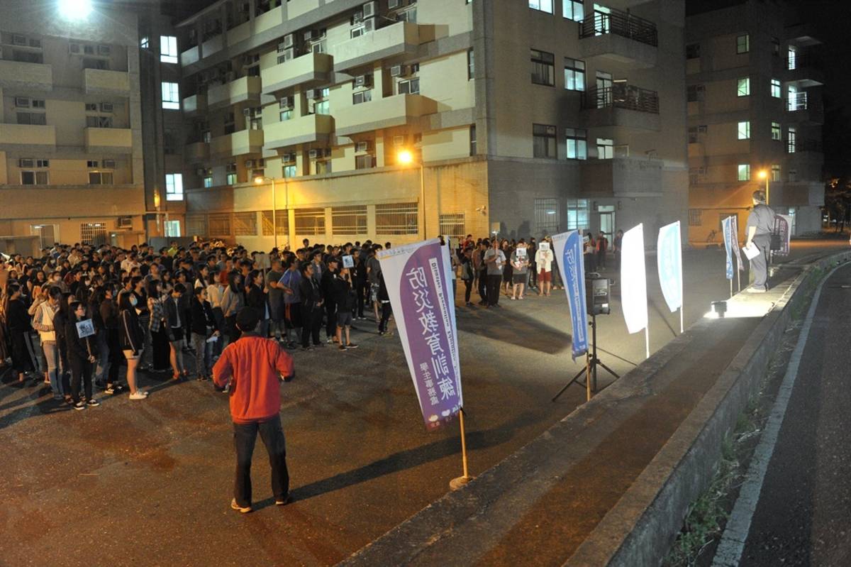 臺東大學學生宿舍夜間疏散演練過程中，上千名學生有條不紊的自各樓層寢室疏散，迅速到達集合地點。