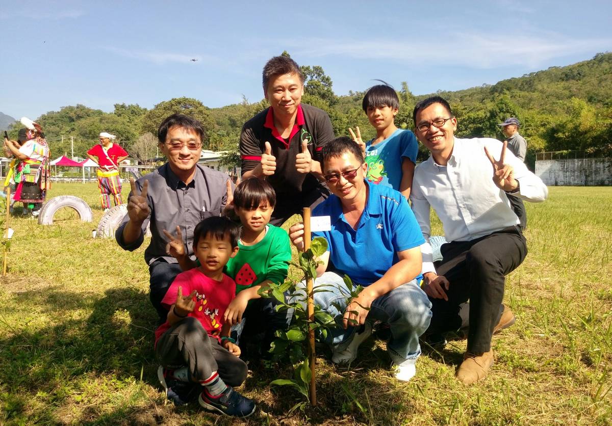 綠色冀泉公司捐贈臺灣原生種牛樟樹給利吉分校，透過植樹活動，推廣臺東在地「以樹養球」計畫。