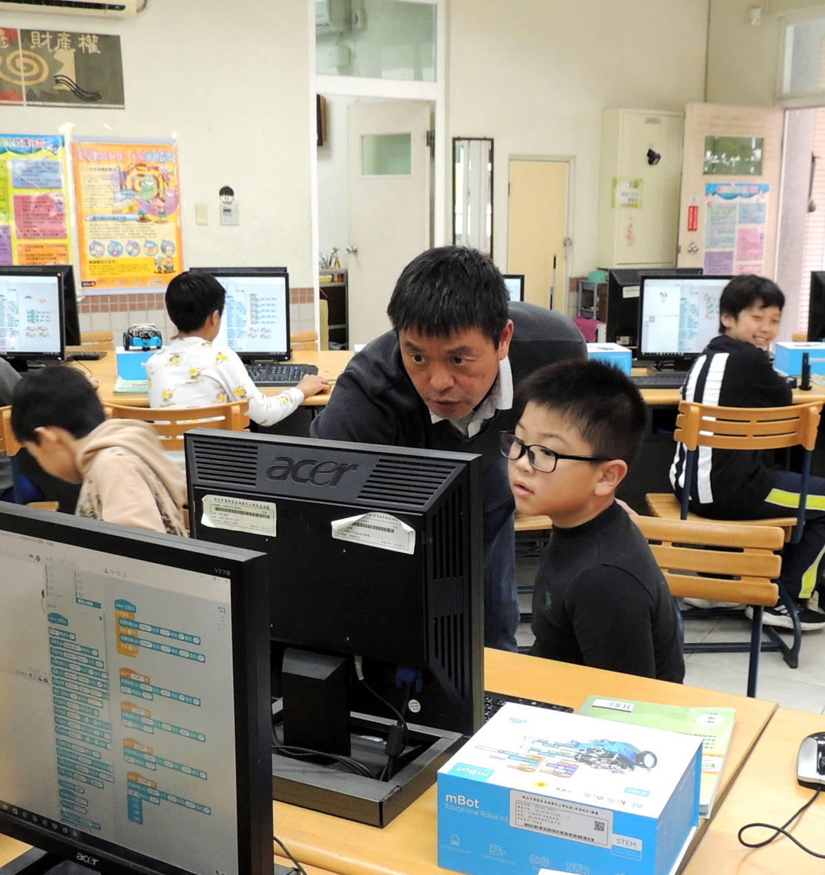 對於電腦教學 呂聰賢充滿熱忱引發學生興趣
