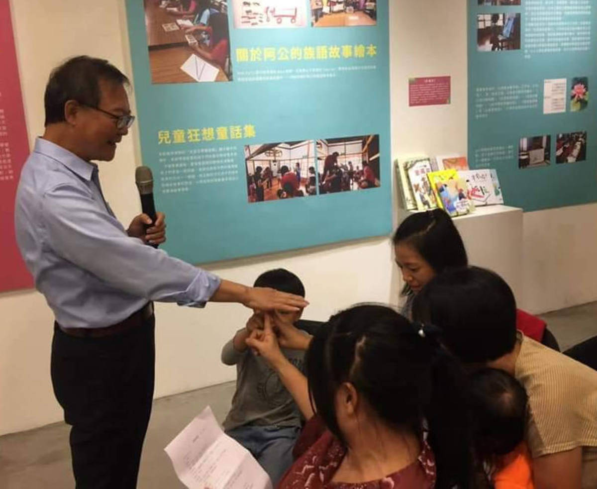簡上仁老師在「母語的在地與日常」活動中，與民眾有趣的互動。