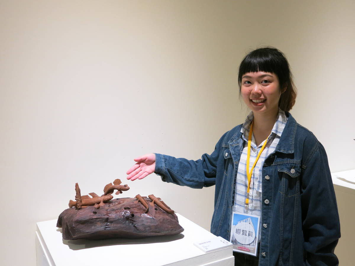 彰化藝術高中學生介紹展覽作品