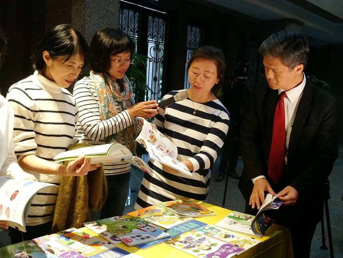 家長翻看教科書