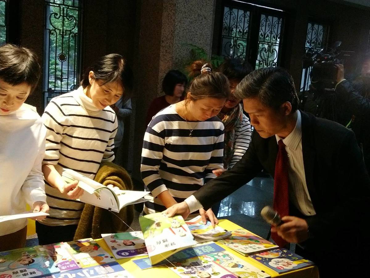 家長翻看教科書