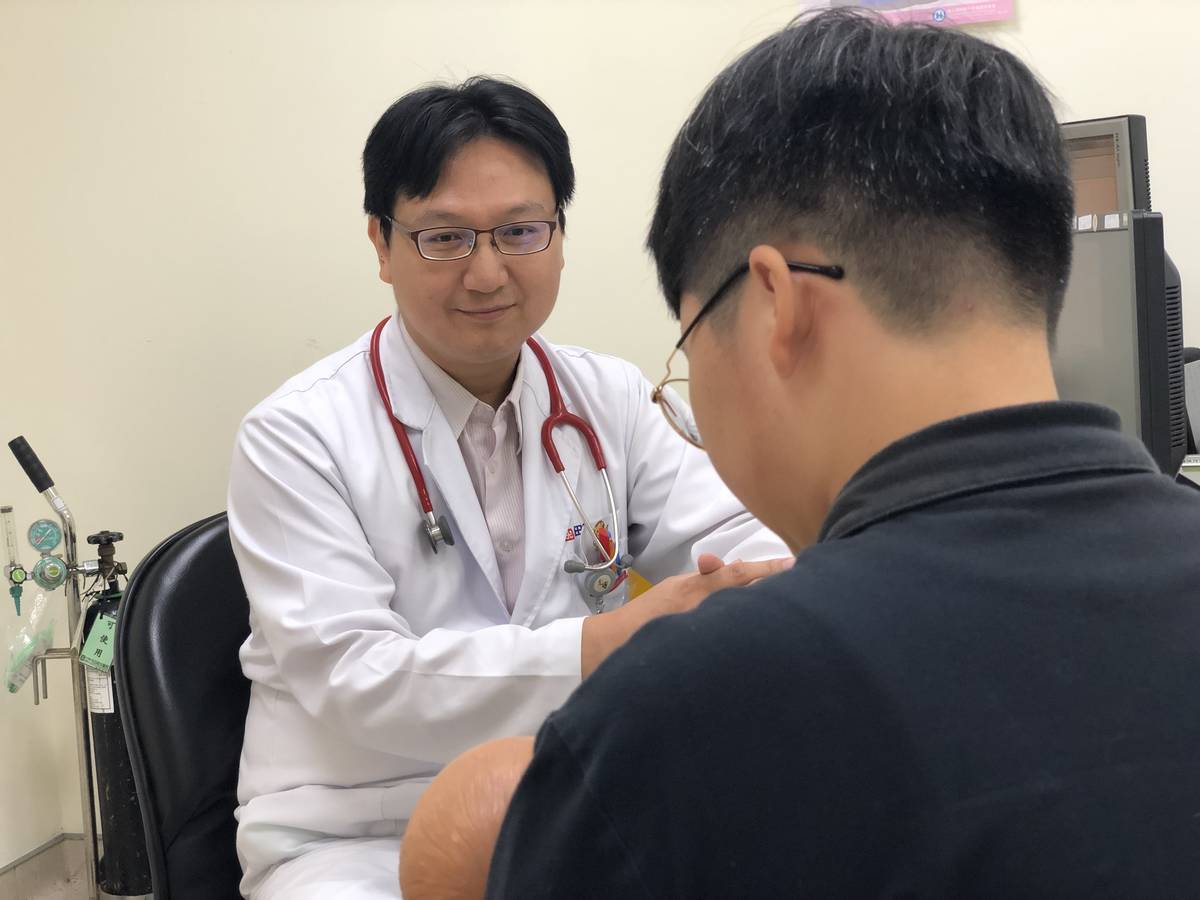 光田綜合醫院兒科醫師黃中明日前意外在門診發現因皮膚疹就醫的病童罹患腎病症候群。