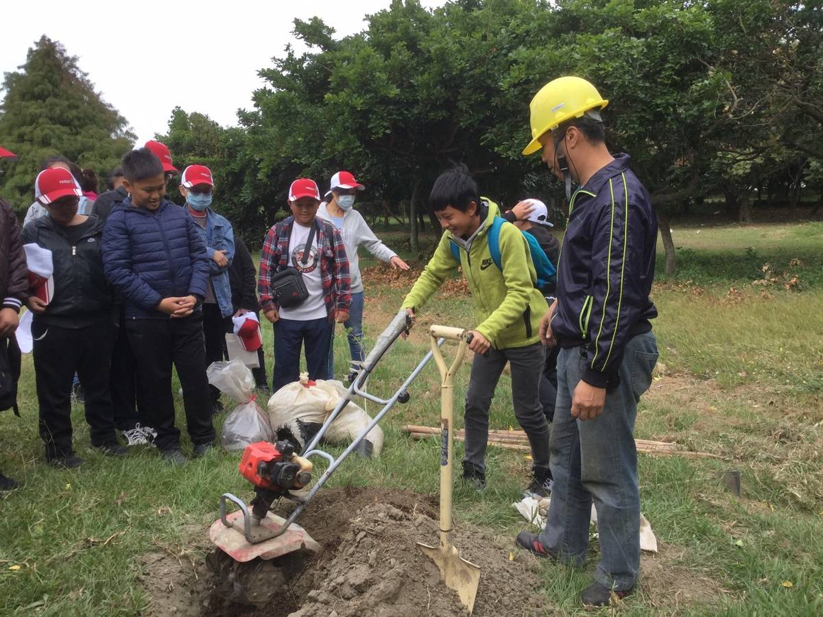 學生練習以小型中耕機混合栽植基地的土壤和介質 