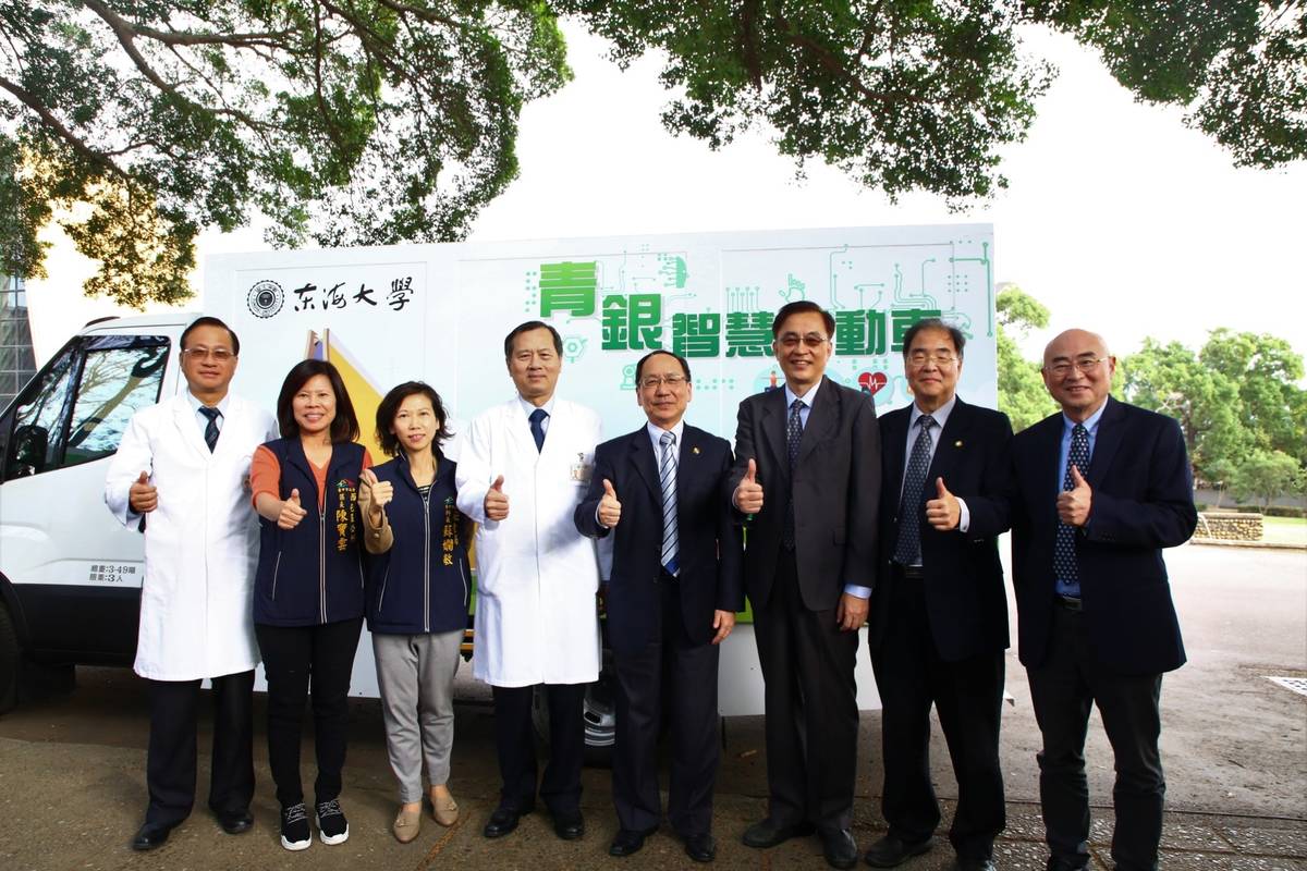 東海大學青銀智慧行動車啟動儀式，由東海大學校長王茂駿(右四)及臺中榮總院長許惠恆(左四)帶領雙方團隊共同參與。