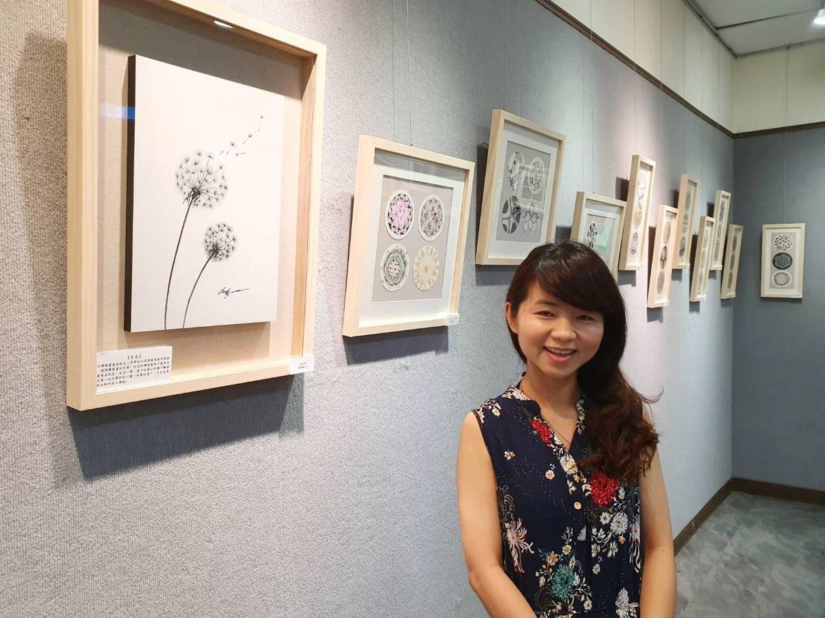 在社區大學及救國團擔任講師的禪繞畫家張雅慧，於臺東生活美學館希望藝廊推出師生創作展。