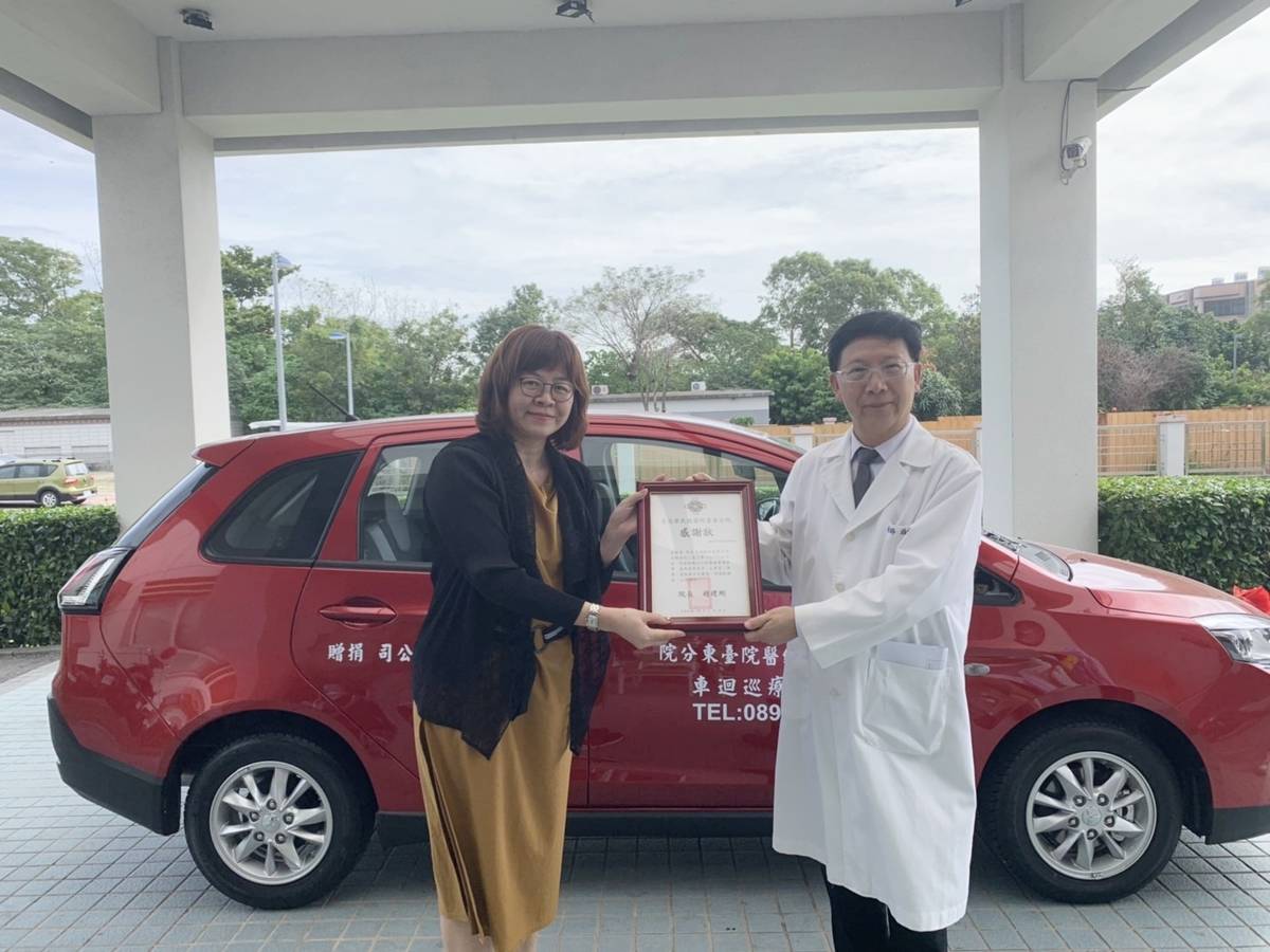 禾亞資通總經理李克華、林慧真夫婦日前特別捐贈臺東榮院一臺社區醫療巡迴車，盼協助提升偏鄉醫療服務品質。