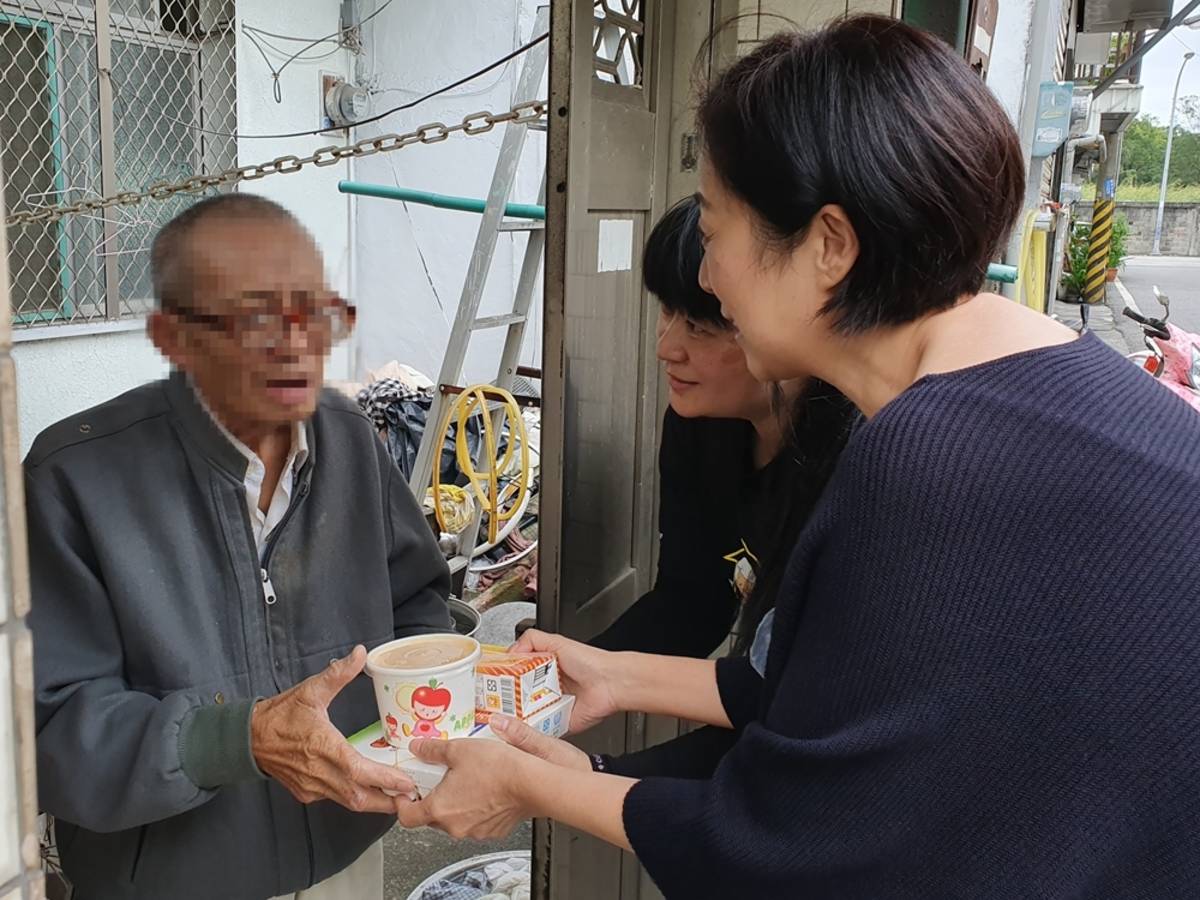 黃韻玲與送餐員送便當給新城長輩