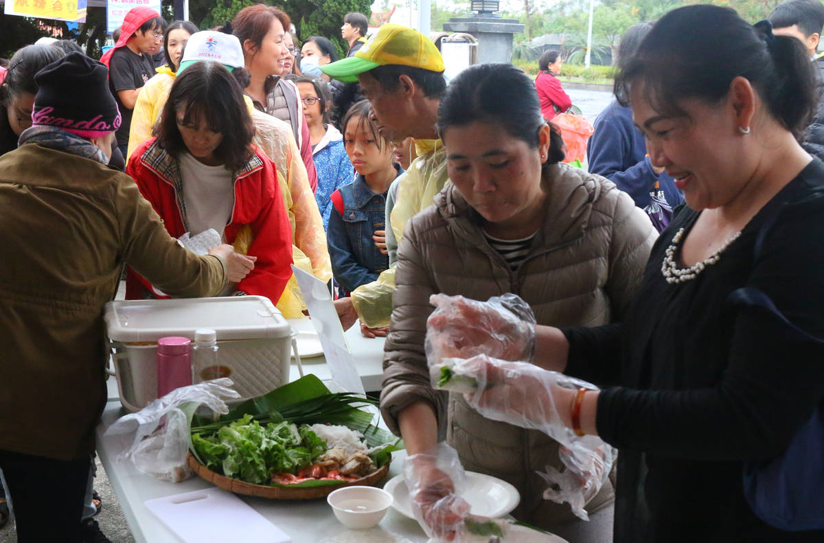 由移民署邀請新住民姊妹推出的越南美食DIY攤位，深獲大家歡迎。