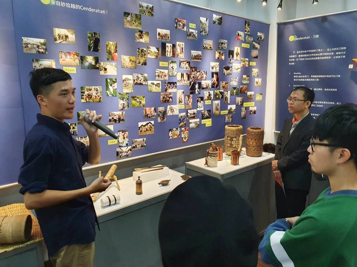 「婆羅洲南島族群部落田野特展」呈現當地民族信仰用具及生活器具，及一系列田調時所拍攝的照片，使展覽更貼近當地生活。