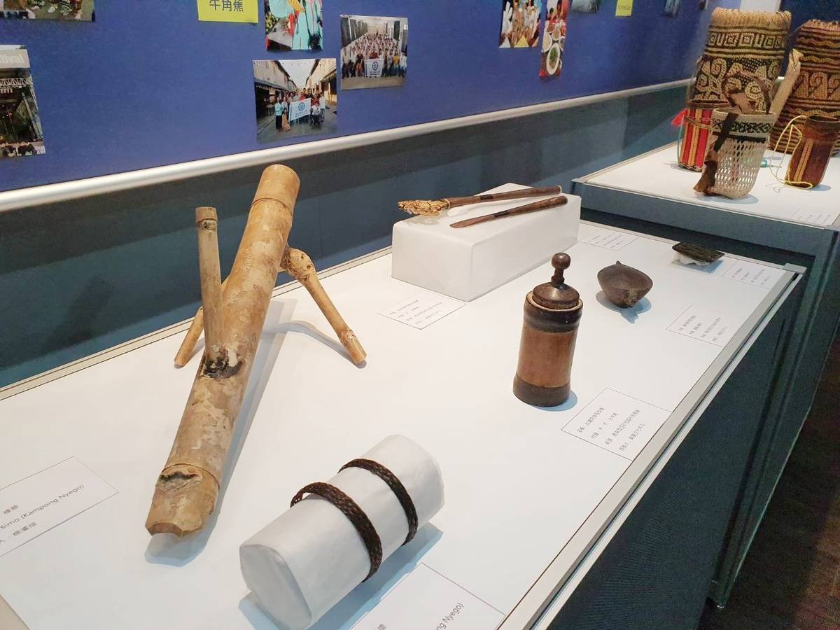 「婆羅洲南島族群部落田野特展」呈現當地民族信仰用具及生活器具，及一系列田調時所拍攝的照片，使展覽更貼近當地生活。
