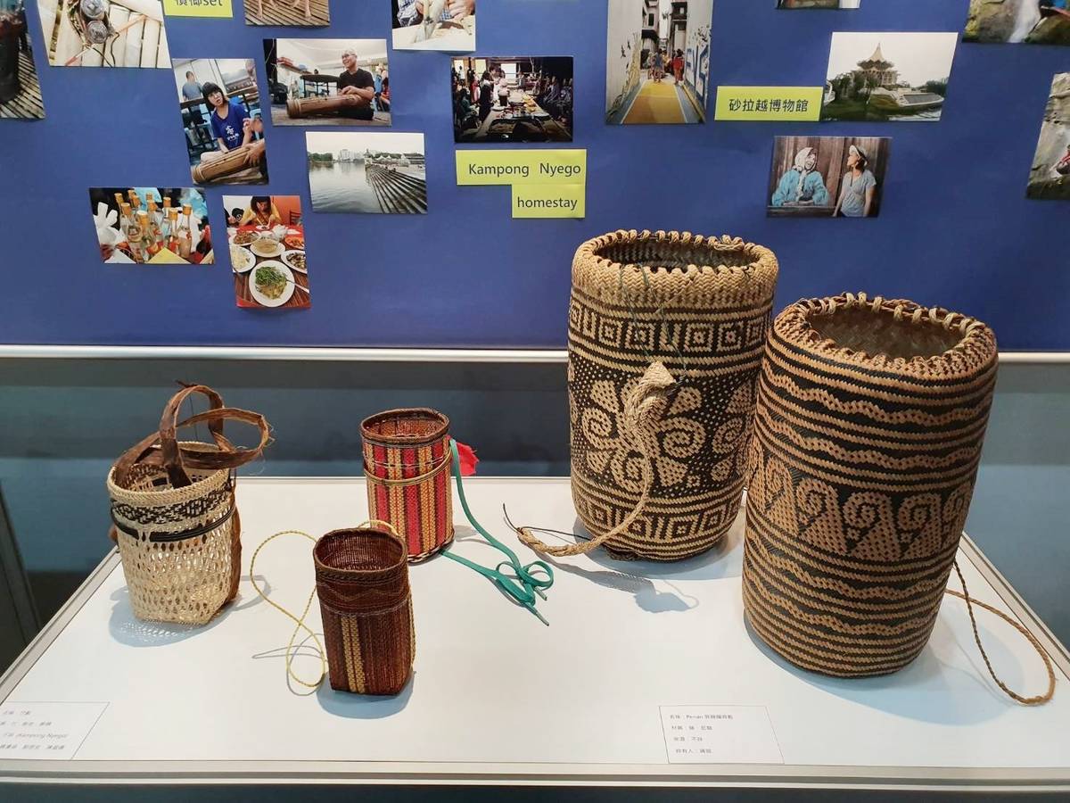 「婆羅洲南島族群部落田野特展」呈現當地民族信仰用具及生活器具，及一系列田調時所拍攝的照片，使展覽更貼近當地生活。