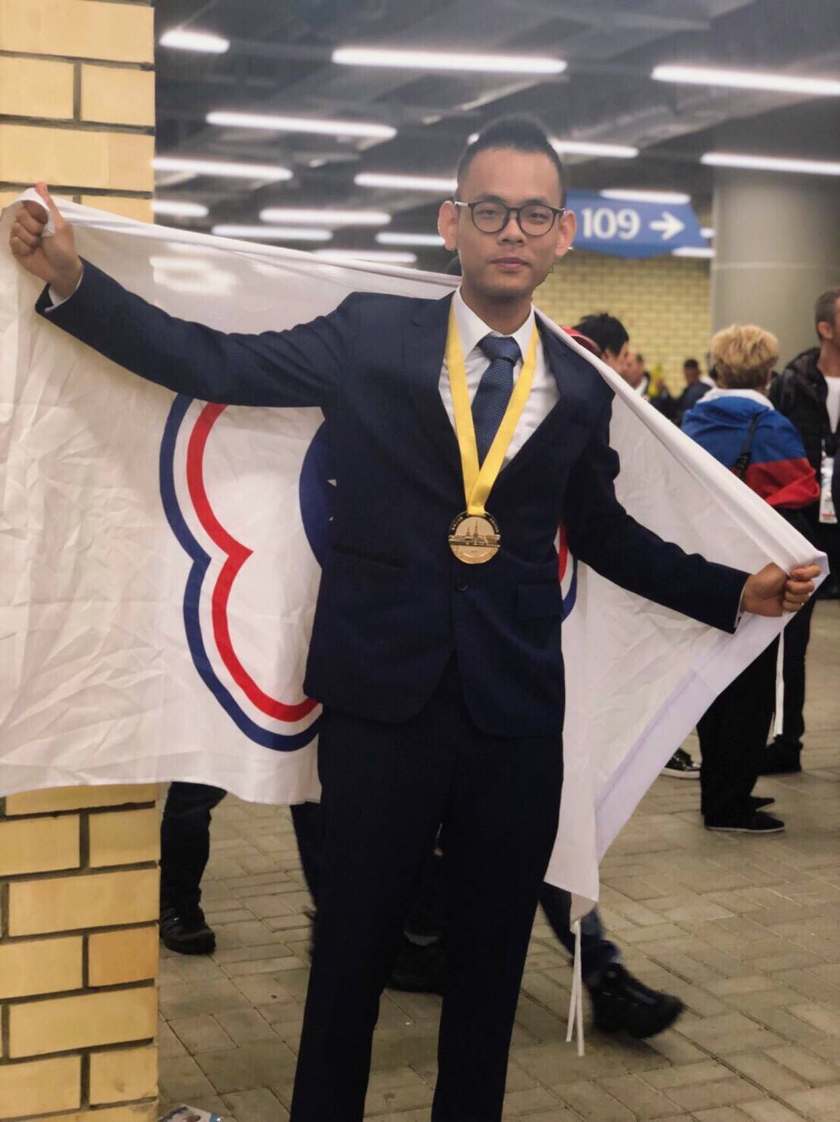 高餐大烘焙系學生謝協益，因勇奪國際技能競賽烘焙金牌，獲頒技職之光競賽卓越獎.