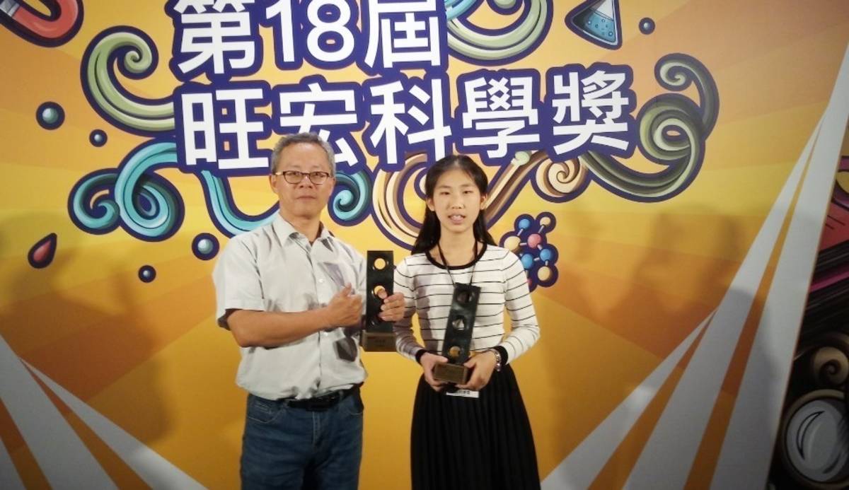 東女數理實驗班學生洪宇潔(右)奪旺宏科學獎，指導老師謝建智(左)則2度獲頒「指導老師特殊貢獻獎」。