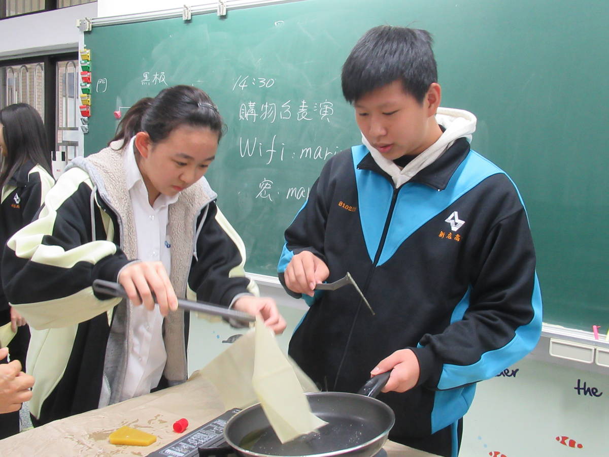 新店高中海洋守護行動課程教導學生製作環保蜂蠟布