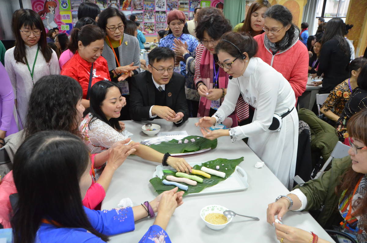 新北市政府教育局局長張明文與共備社群一起製作越南湯圓