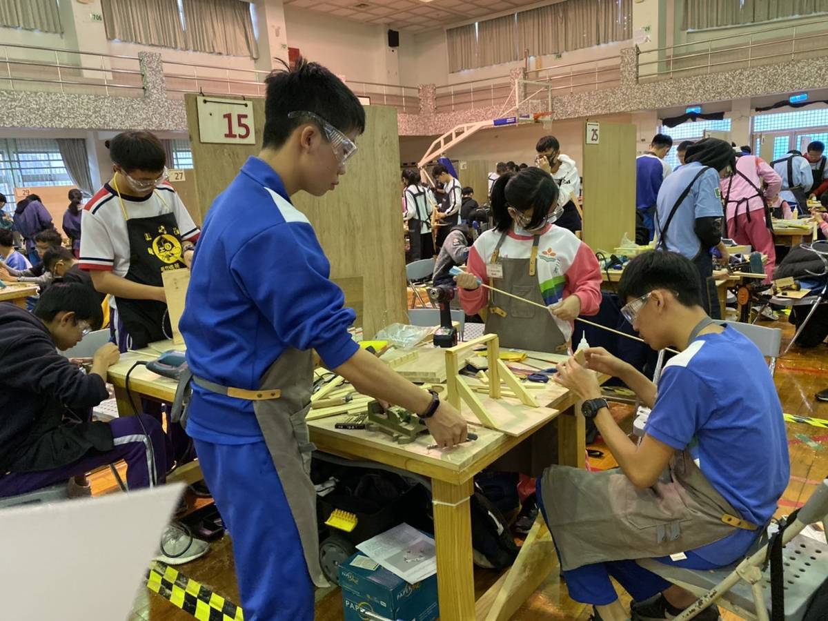 學生現場利用提供的材料製作投擲器