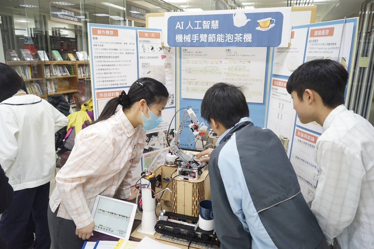 台北市蘭雅國中陳羽莛等人設計出AI人工智慧機器手臂泡茶機