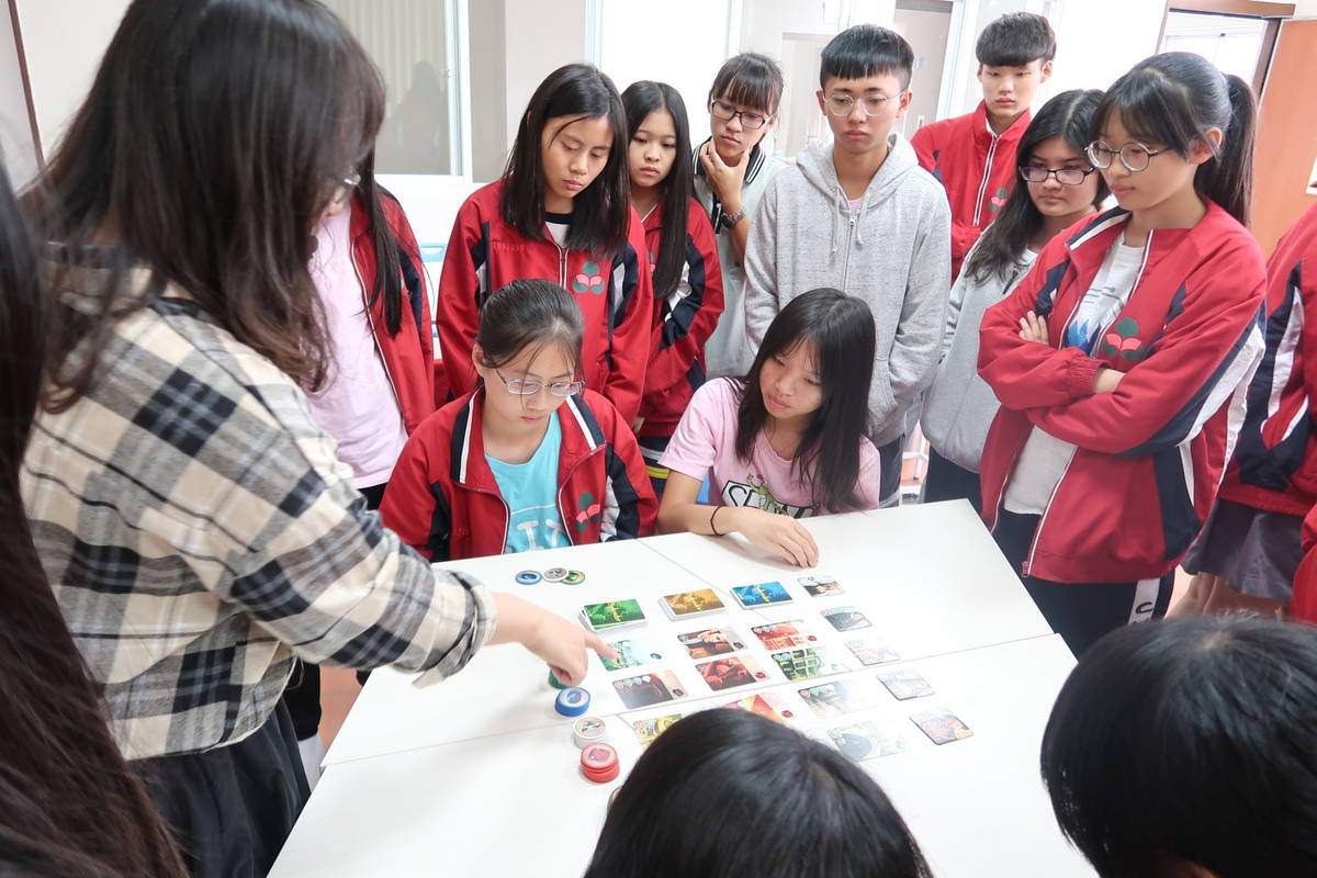 這一堂課陳衣凡運用桌遊素材帶入經濟學上的概念