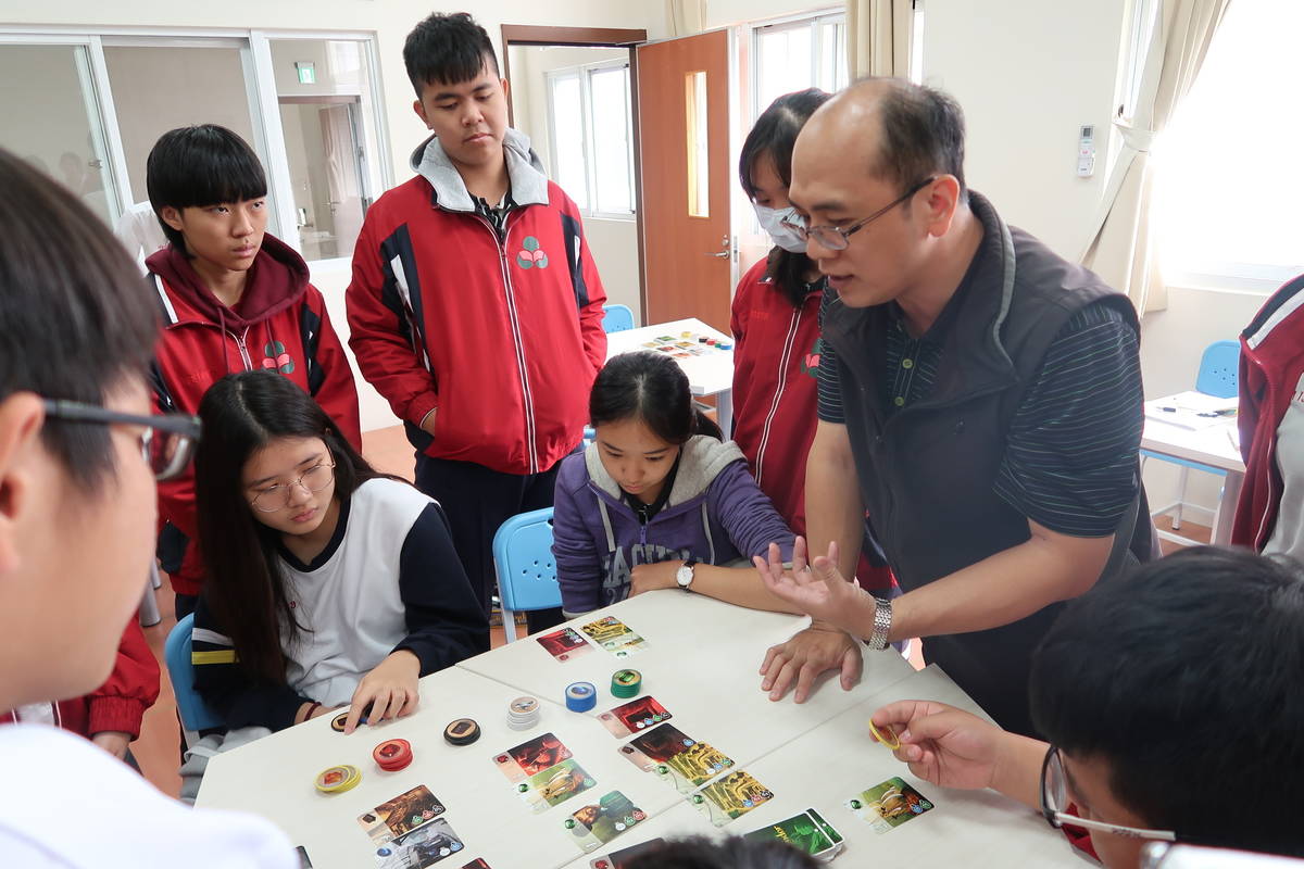 上課前陳柏仁得花費時間熟悉桌遊素材並從中找出和數學概念間的連結
