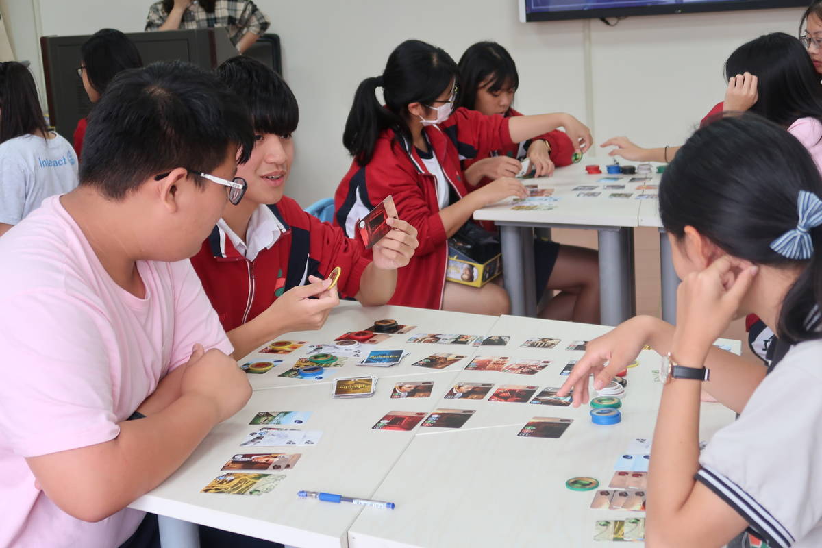 學生專注桌遊學習