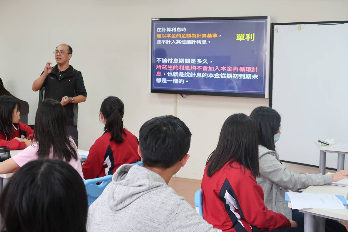 體驗玩桌遊後，陳柏仁進行遊戲中隱含的數學概念教學