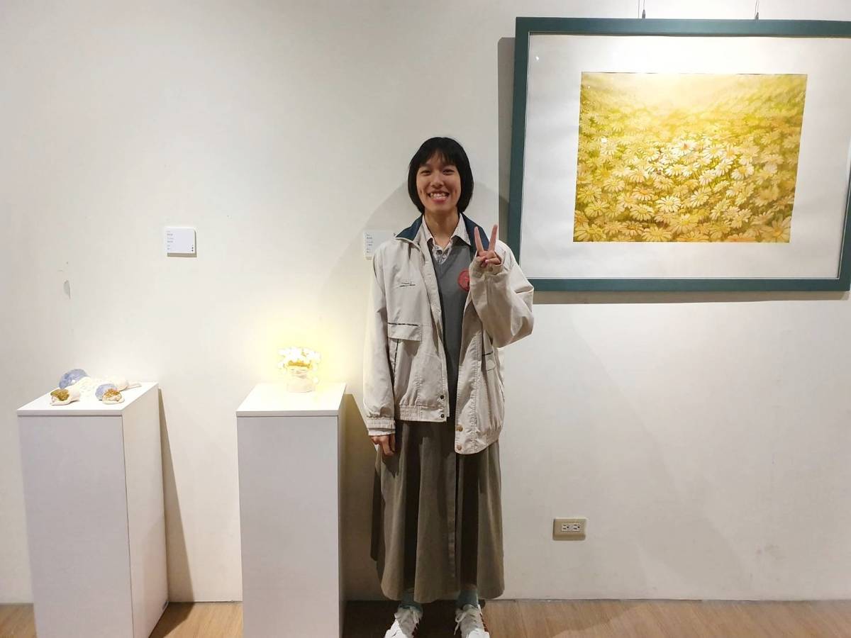 展覽以「日日間」為題，策展人周宛螢說，夜晚獨處時，最能貼近自己的內心，也是創作靈感最旺盛的時刻，而此時創作出的作品，更能與他人產生共鳴。