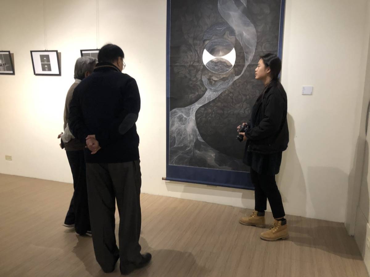 臺東大學美術產業學系111級班級聯展，用藝術創作呈現夜晚賦予心靈的千姿百態。
