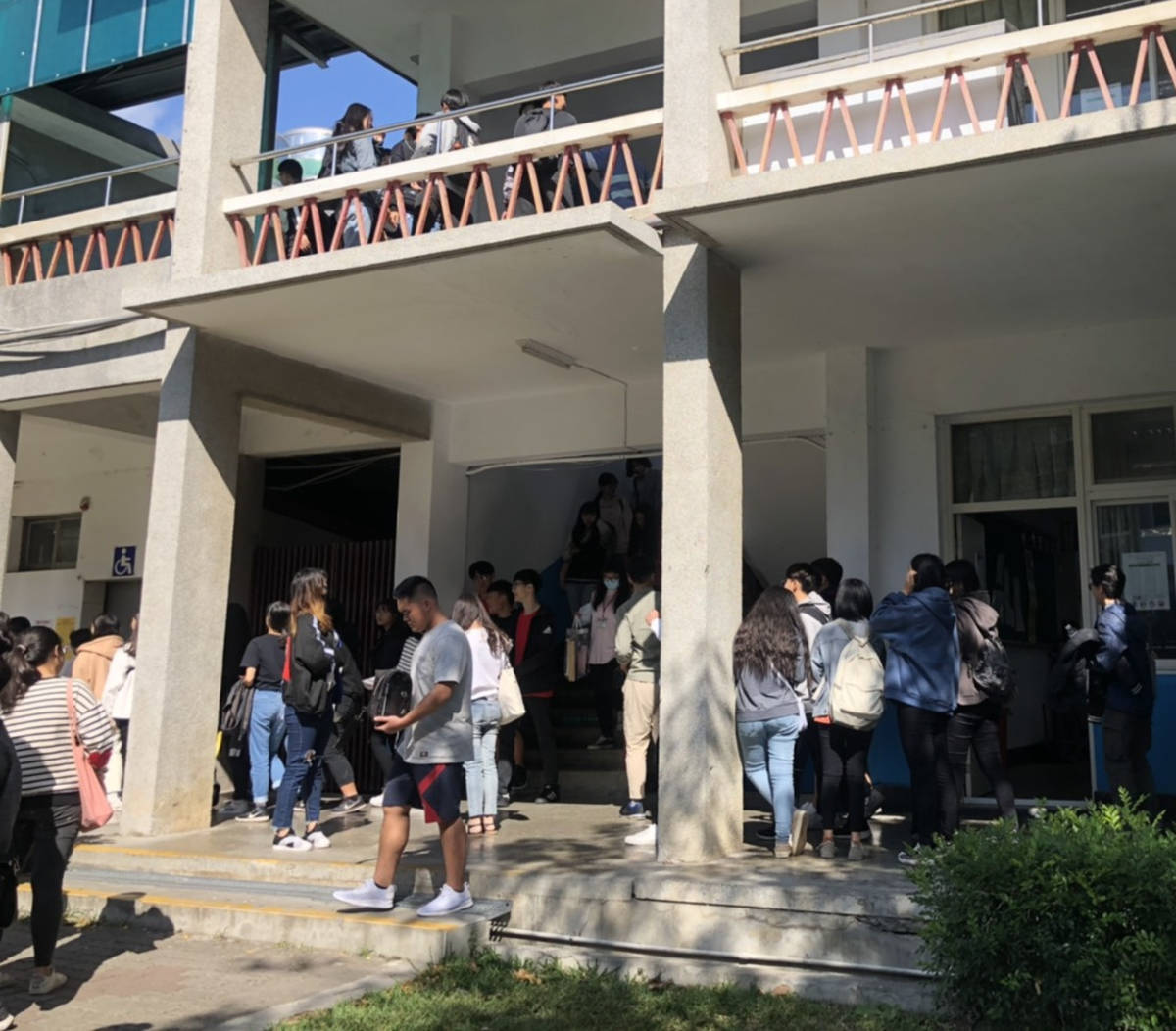 109學年度高中英語聽力測驗第二次考試，臺東考區設在臺東高中，考生在冬陽下應試。