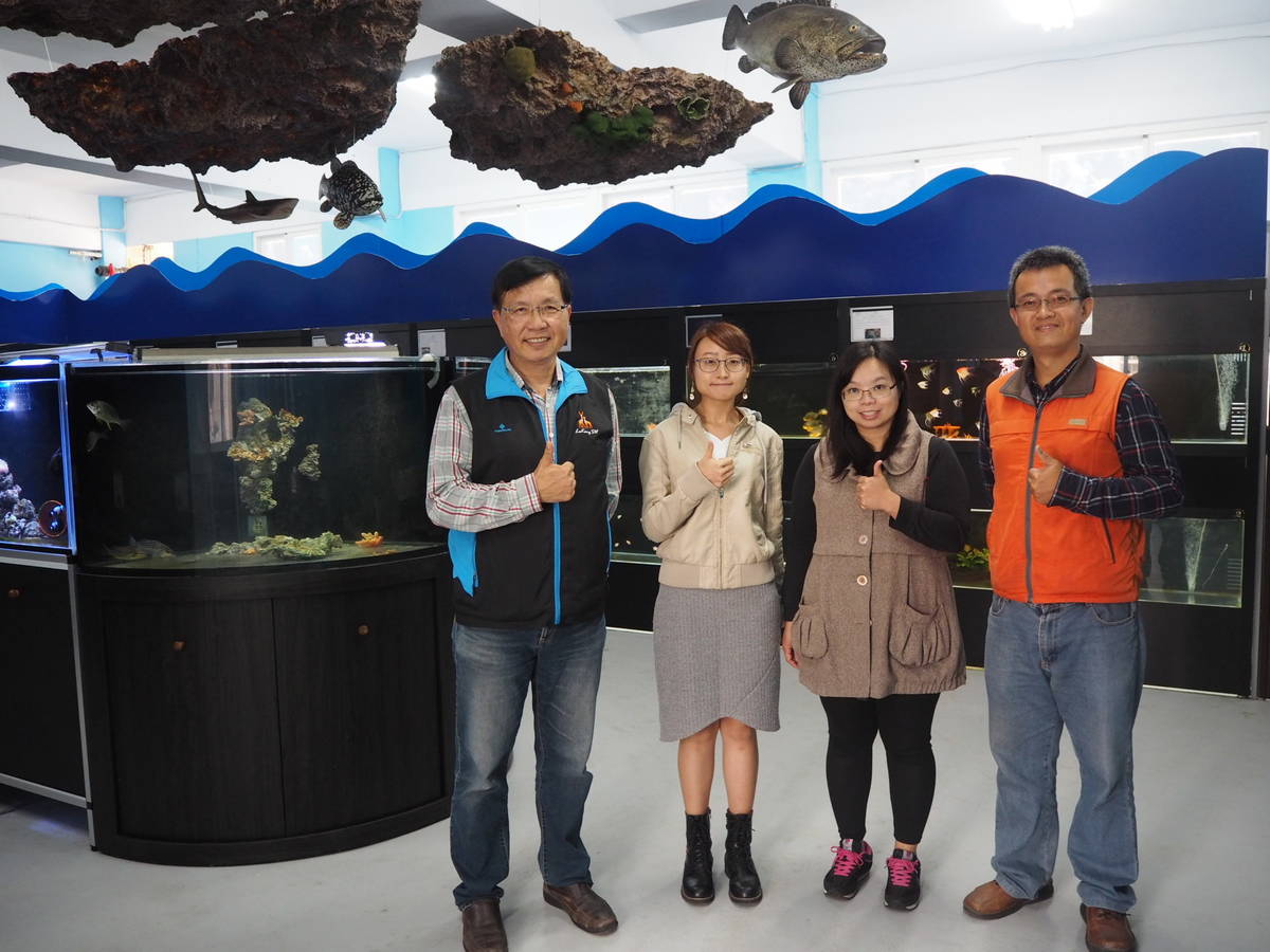 國立鹿港高中水產養殖科的教學團隊於學校的水族生態室合照