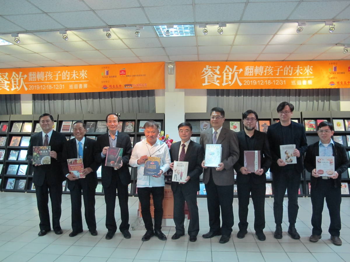 王品集團創辦人戴勝益(左四)與明台高中校長林垂益(右五)為書展開幕