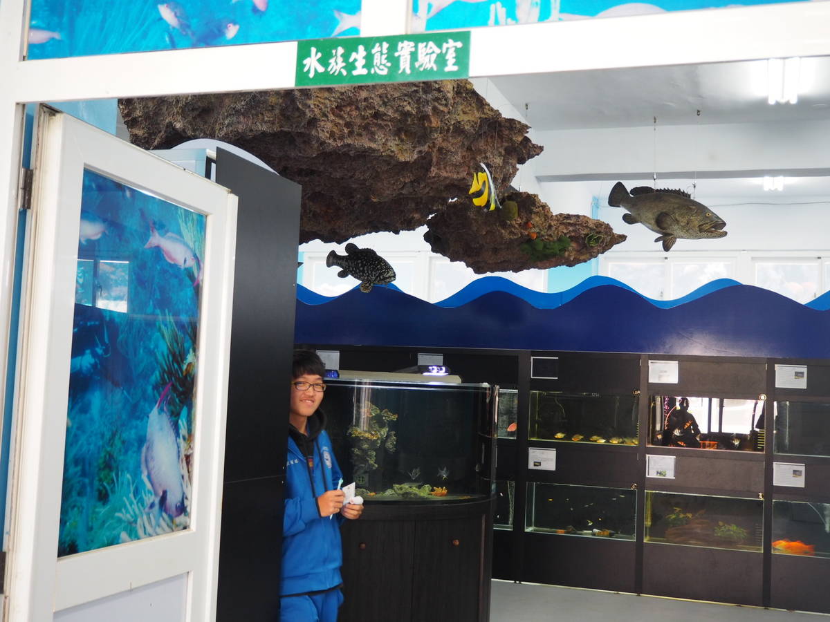 鹿港高中的水族生態實驗室與導覽學生劉冠廷